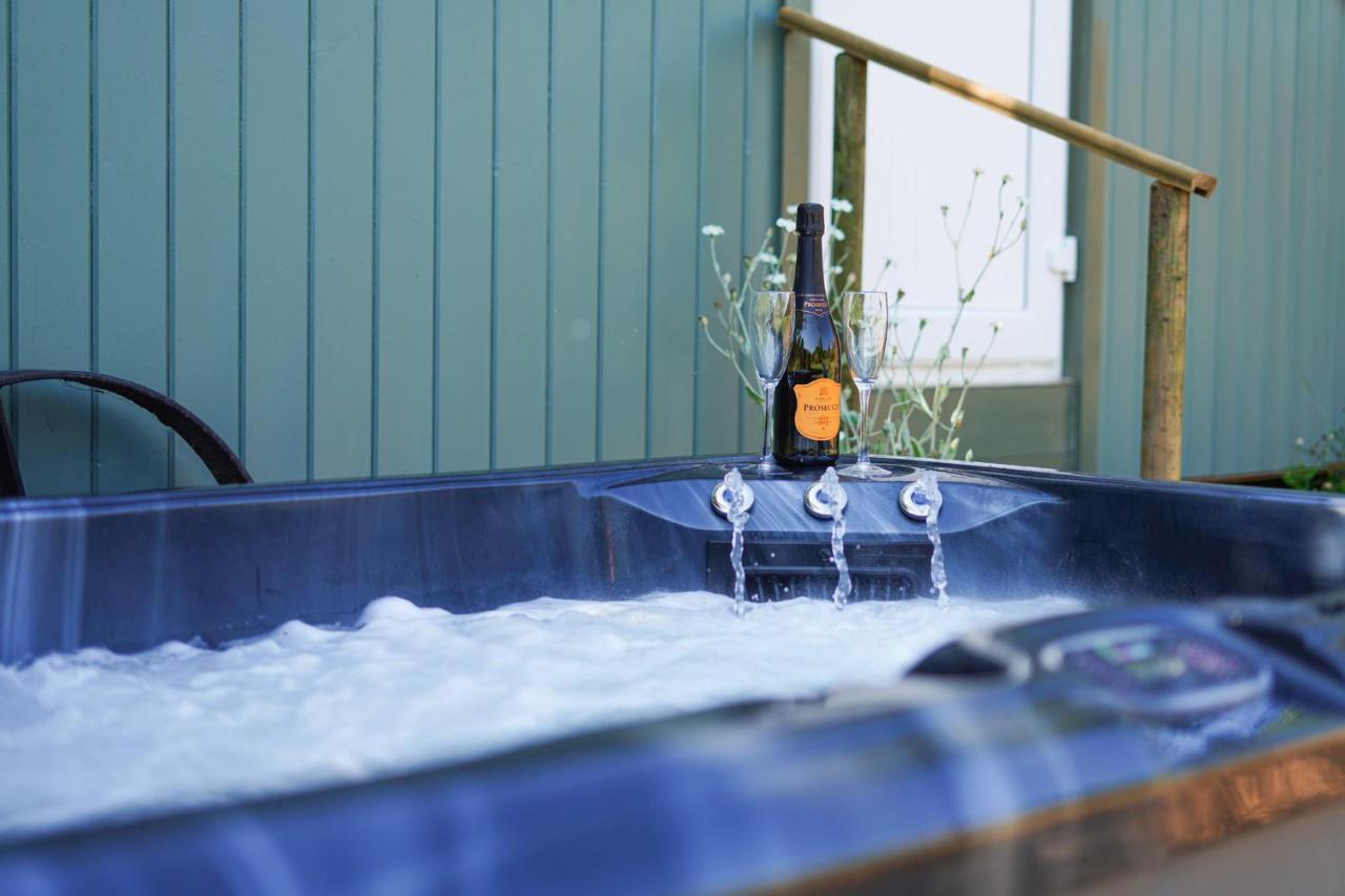 The Laburnum Retreat Shepherd Hut Private Hot Tub Upper Hulme Buitenkant foto